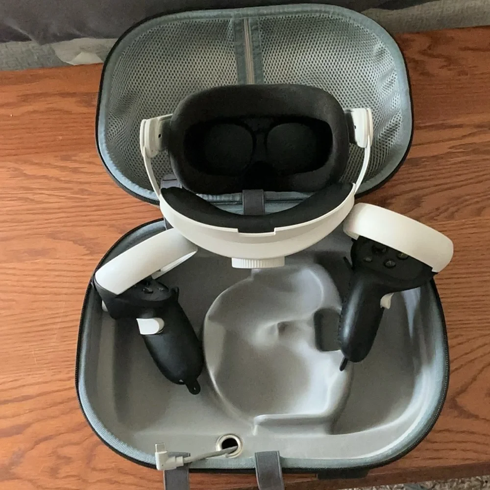 Oculus VR Headset with Controllers - Black and White
